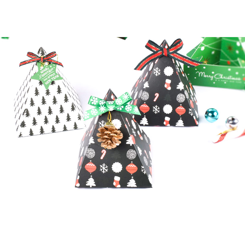 Boîte de Noël fantaisie en forme de pyramide avec images