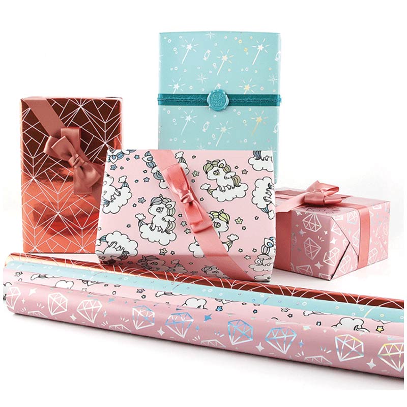 Papier d'emballage à paillettes pour toutes les occasions avec des éléments de vacances et d'occasion imprimés