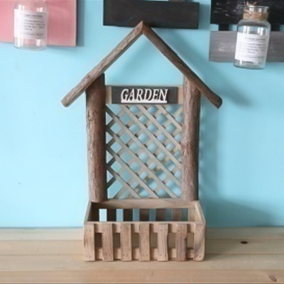 Décoration murale en forme de maison de ferme en bois avec grilles et petit espace de rangement