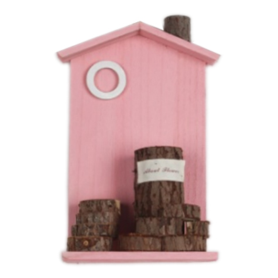 Maison en bois de couleur rose avec plusieurs décorations en bois