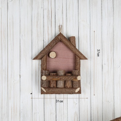 Décoration murale en forme de maison en bois avec du bois