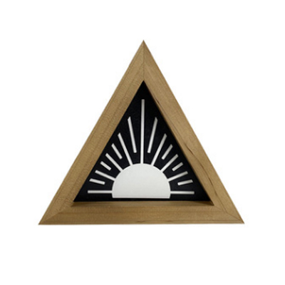 Décoration murale triangle en bois avec motif soleil à l'intérieur