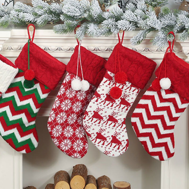 Chaussettes de Noël tricotées couleur rouge et blanche cinq pièces par ensemble avec décoration de petites boules