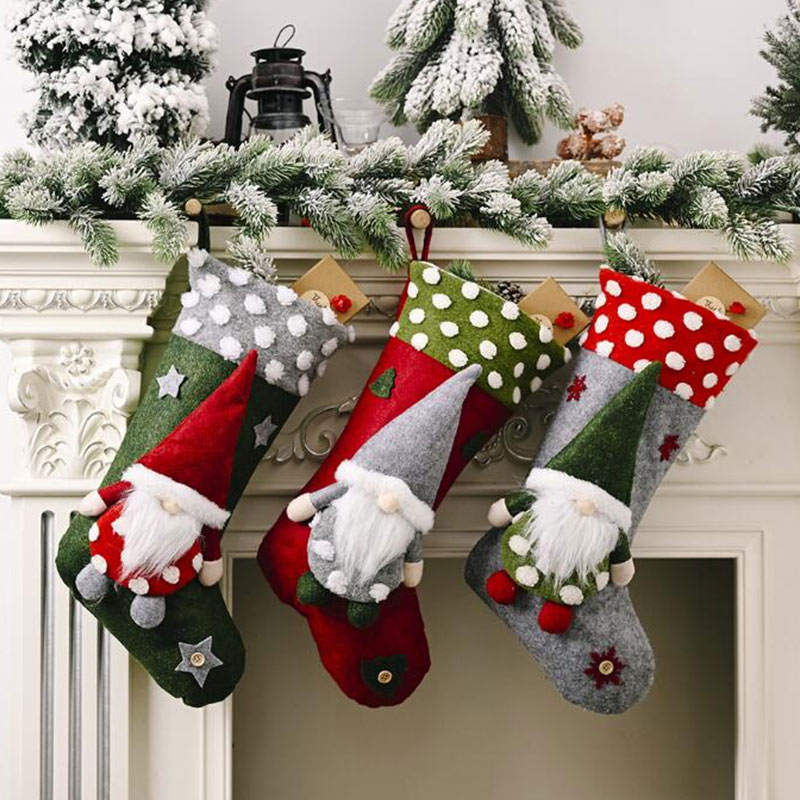 Chaussettes de Noël trois pièces par ensemble avec décoration de têtes de père Noël différents styles