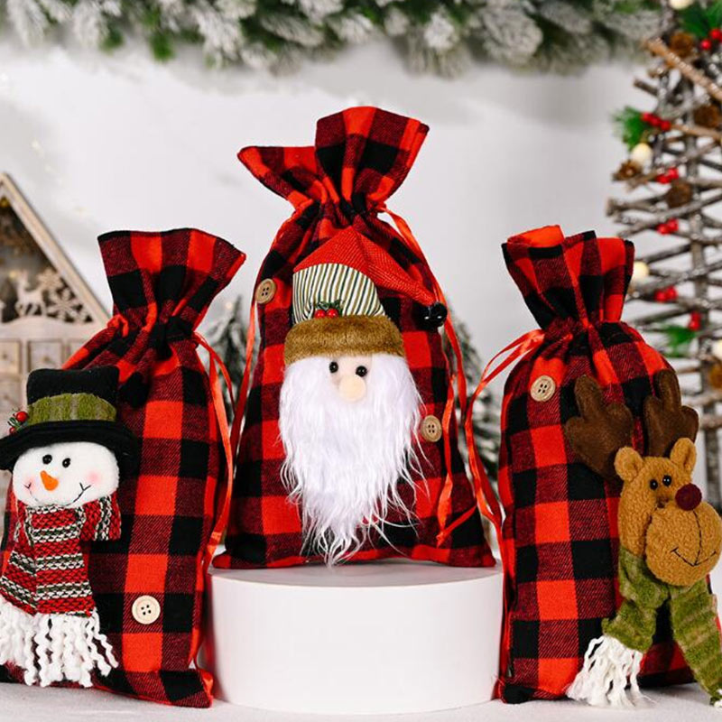 Sac cadeau en grille rouge avec décoration en forme de bonhomme de neige, d'ours et de père Noël