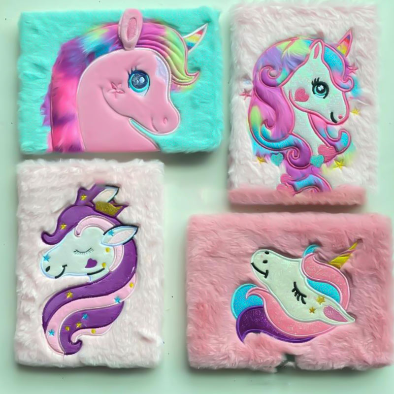 Carnet en peluche coloré avec tête de licorne scintillante sur la couverture